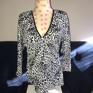 V neck top w/ right ruched side